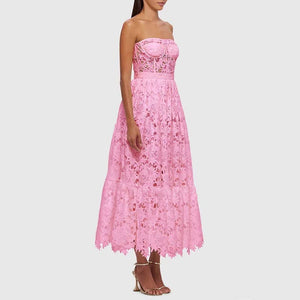 Rosafarbenes, besticktes Elegance Tube-Kleid