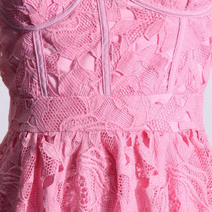 Rosafarbenes, besticktes Elegance Tube-Kleid