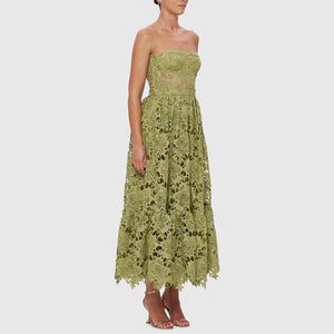 Rosafarbenes, besticktes Elegance Tube-Kleid