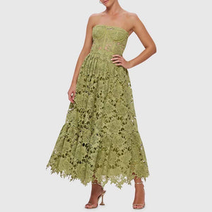 Rosafarbenes, besticktes Elegance Tube-Kleid