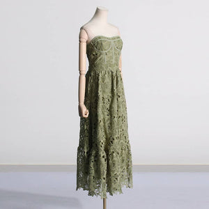 Rosafarbenes, besticktes Elegance Tube-Kleid